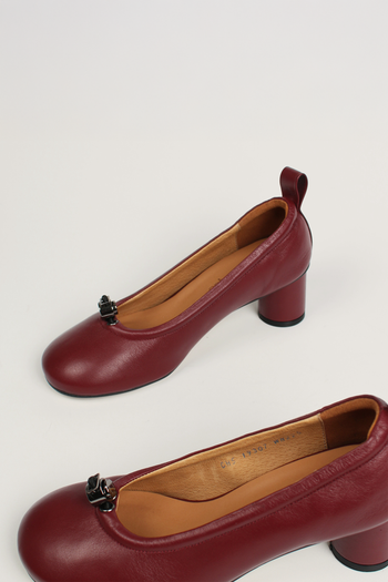 Finoacinque Ngela burgundy round toe stopper middle pumps with sleek design and low heel, perfect for elegant footwear.