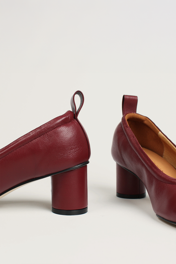 Finoacinque Ngela burgundy round toe stopper middle pumps, stylish women's footwear with sleek design and comfortable heel.