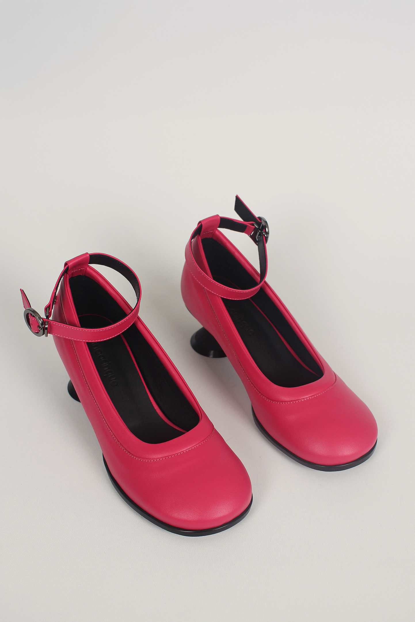 Finoacinque Uhjeo fuchsia pink hourglass middle heel strap pumps, stylish women’s footwear with a sleek design and open toe.