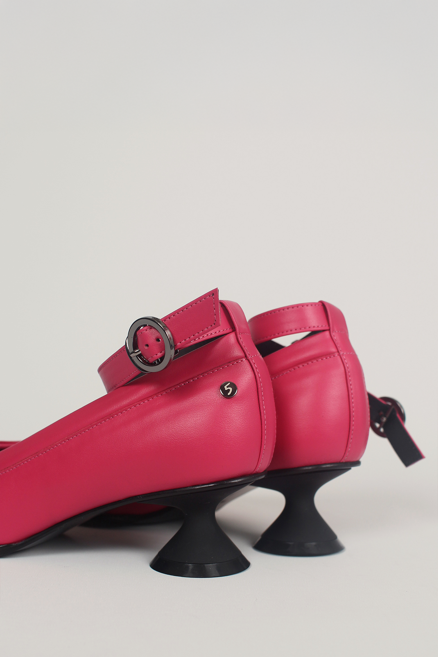 Finoacinque Uhjeo Fuchsia Pink Hourglass Middle Heel Strap Pumps showing the stylish pink leather shoes with ankle straps.