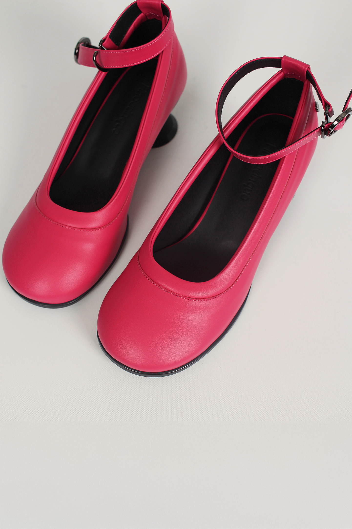 Finoacinque Uhjeo fuchsia pink hourglass middle heel strap pumps with elegant design and open toe style.