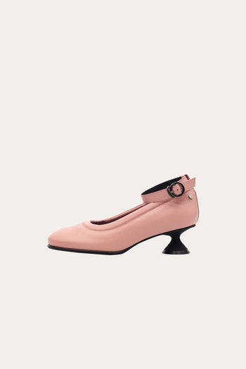 Finoacinque Uhjeo light rose hourglass middle heel strap pumps showing sleek design and ankle strap detail.