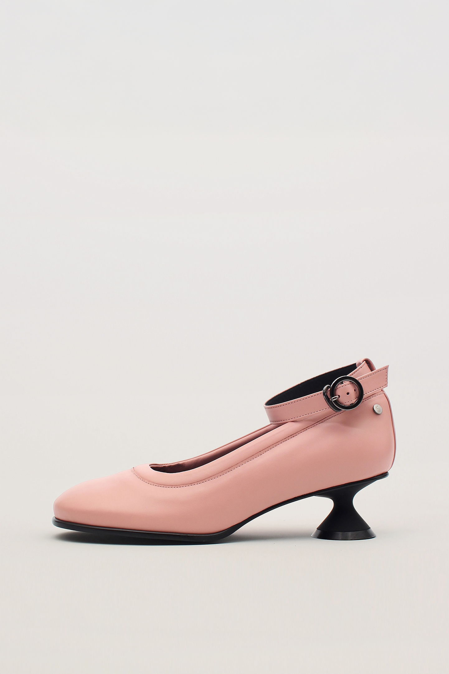 Finoacinque Uhjeo light rose hourglass middle heel strap pumps showing sleek design and elegant heel from a side view.