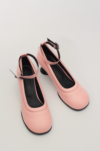 Finoacinque Uhjeo light rose hourglass middle heel strap pumps showcasing elegant design and light pink leather material.