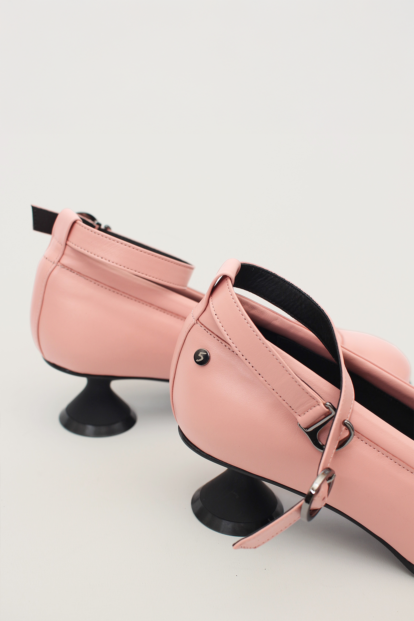 Finoacinque Uhjeo light rose hourglass heel strap pumps showing the stylish middle heel and elegant design.