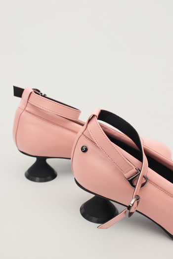 Finoacinque Uhjeo light rose hourglass heel strap pumps showing the stylish middle heel and elegant design.