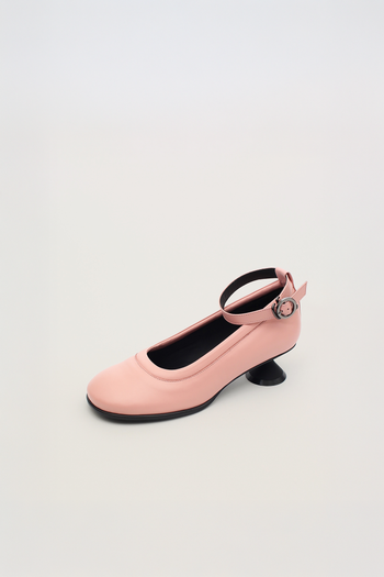 Finoacinque Uhjeo light rose hourglass middle heel strap pumps showing elegant design and light pink color.