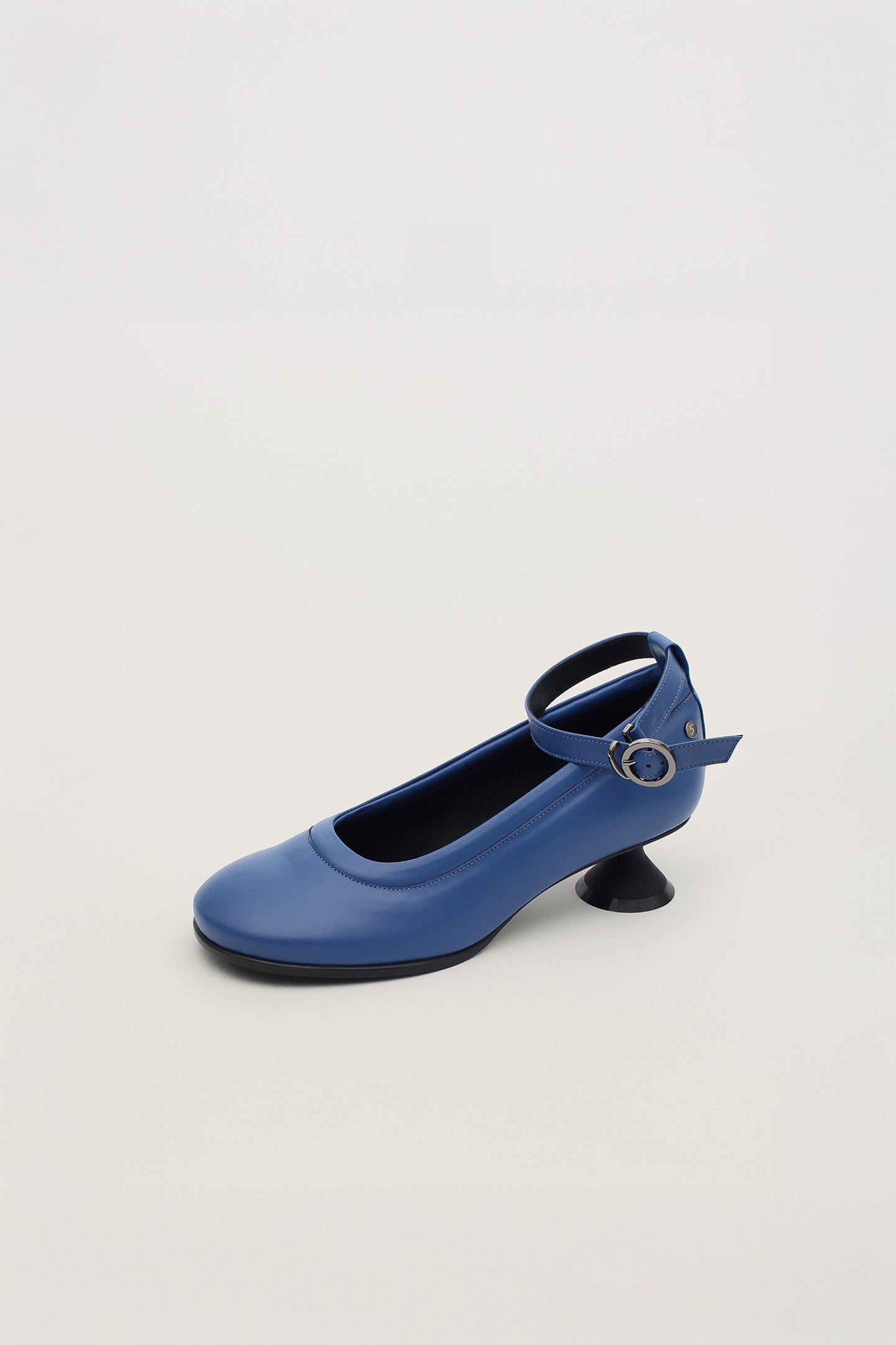 Navy Uhjeo Hourglass Middle Heel Strap Pumps by Finoacinque, featuring sleek design and stylish ankle strap.