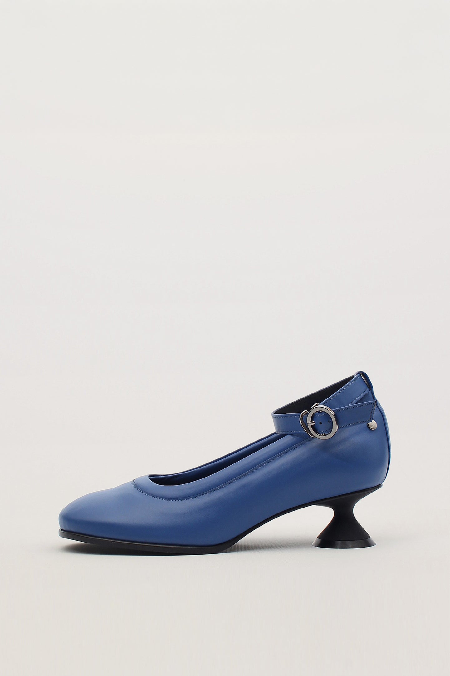 Finoacinque Uhjeo navy hourglass middle heel strap pumps, stylish and elegant women's footwear with a sleek design.