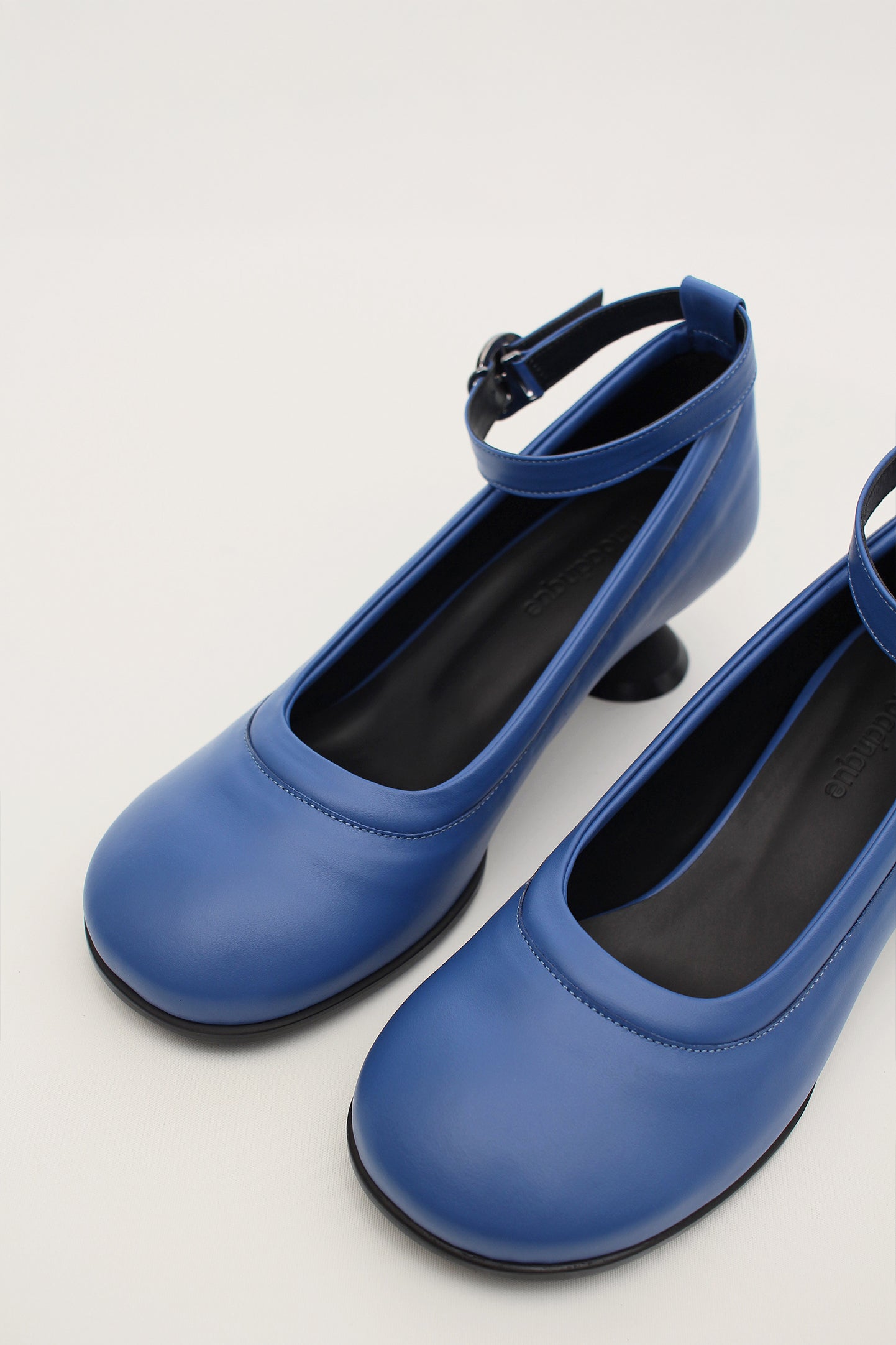 Finoacinque Uhjeo navy hourglass middle heel strap pumps showing sleek design and stylish ankle straps.