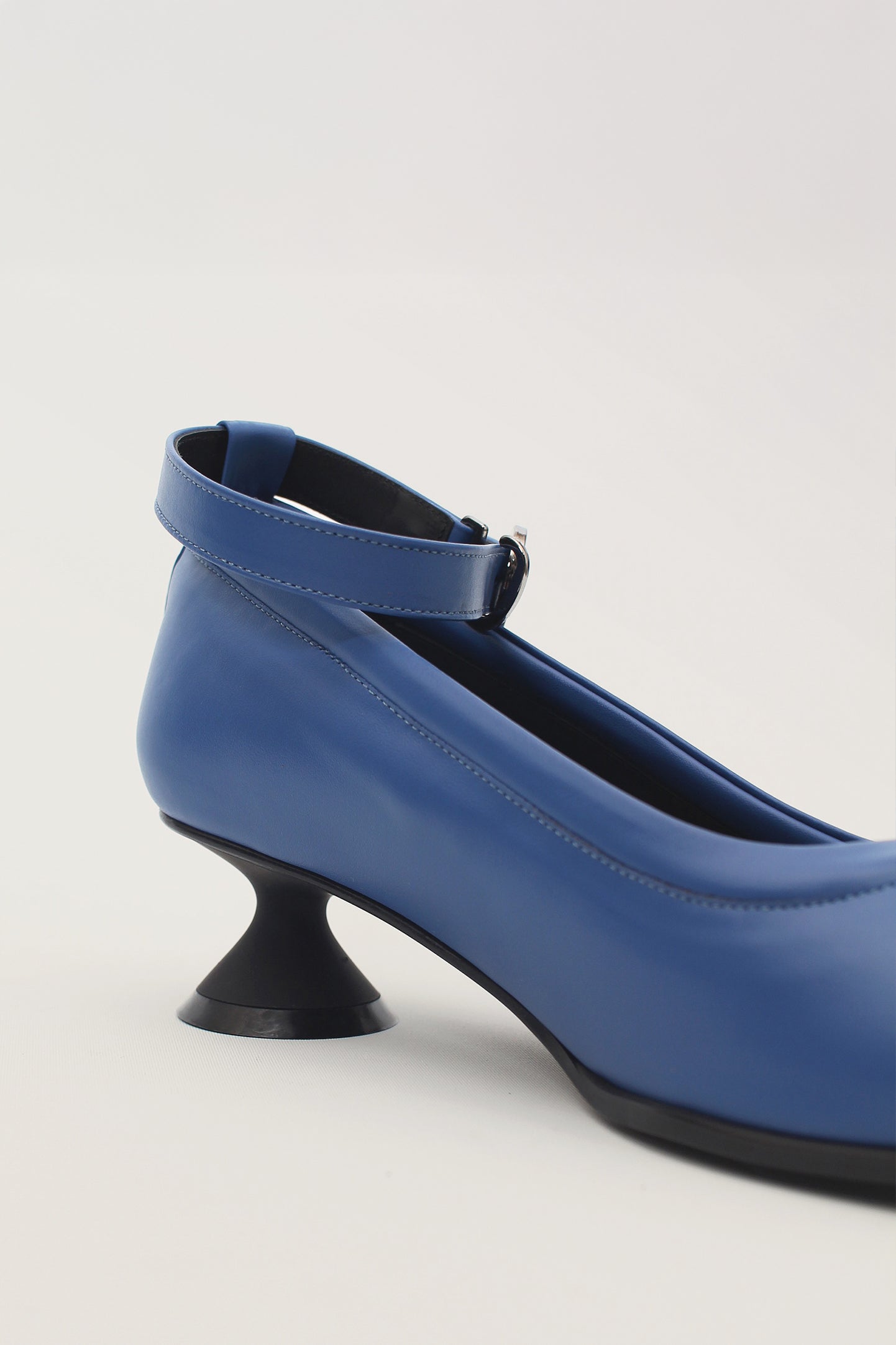 Finoacinque Uhjeo navy hourglass heel strap pumps showing sleek design and mid-heel height on a white background.