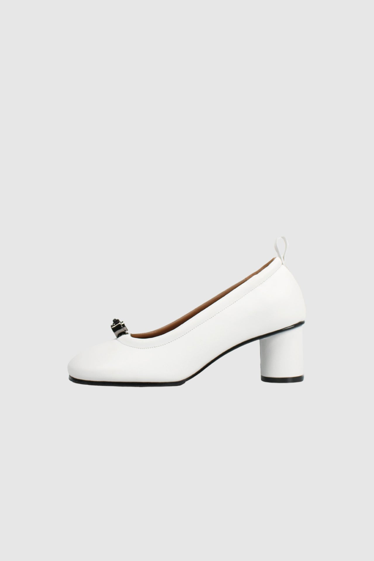 Finoacinque Ngela white round toe stopper middle pumps, stylish leather shoes with a sleek design and comfortable heel.