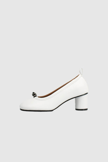Finoacinque Ngela white round toe stopper middle pumps, stylish leather shoes with a sleek design and comfortable heel.