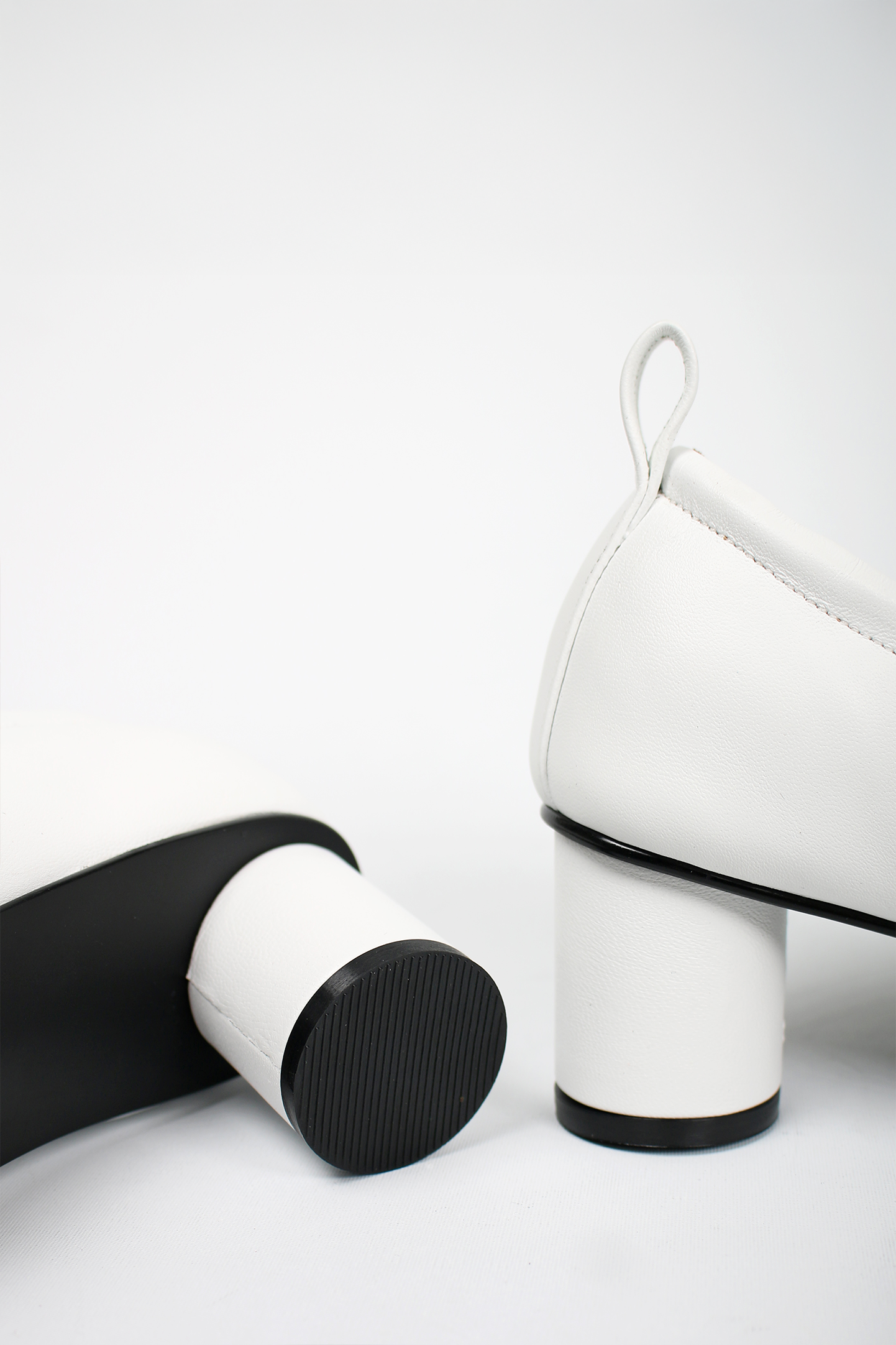 Finoacinque Ngela white round toe stopper middle pumps, stylish women's pumps with a sleek design and comfortable fit.