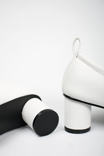 Finoacinque Ngela white round toe stopper middle pumps, stylish women's pumps with a sleek design and comfortable fit.