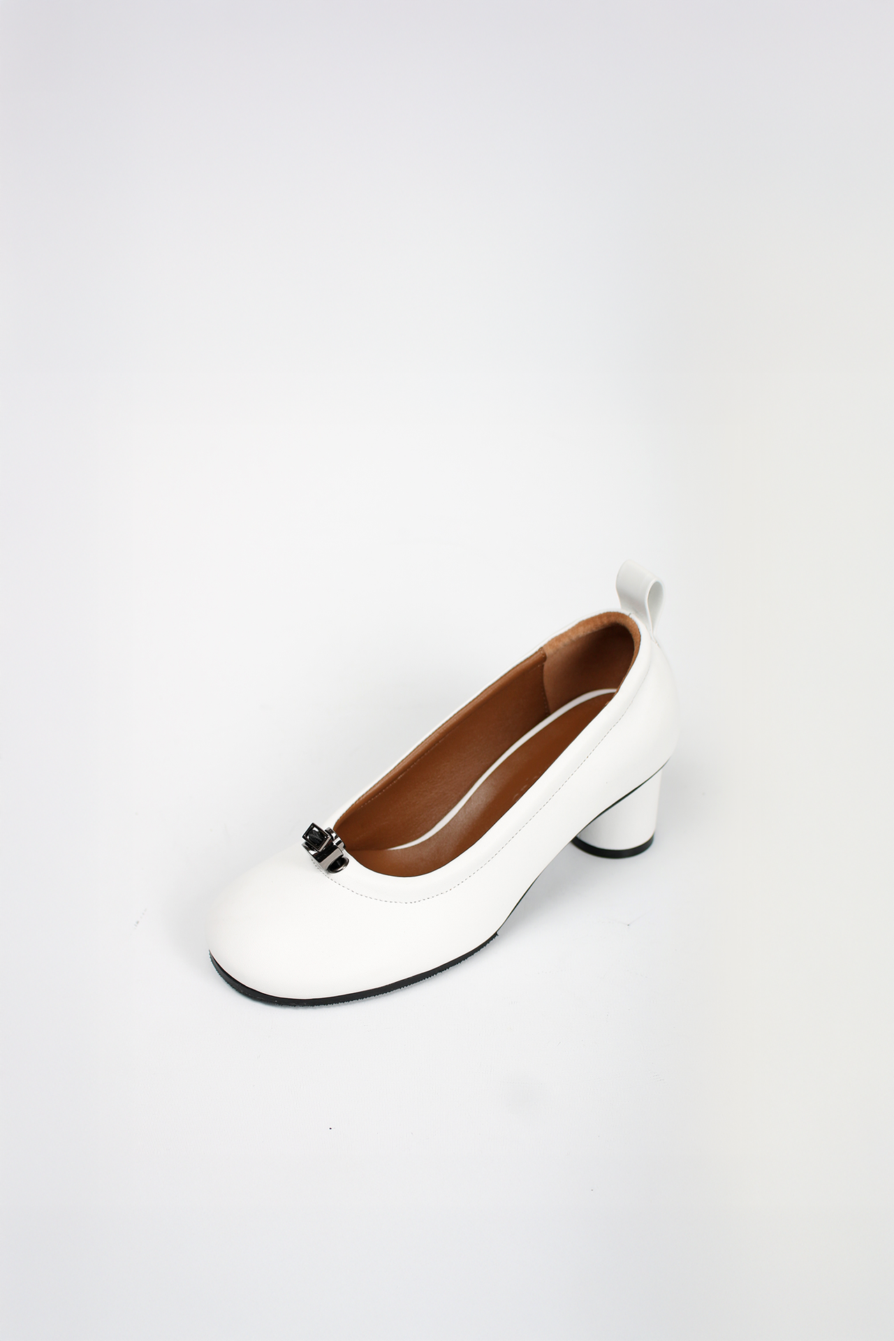 Finoacinque Ngela white round toe stopper middle pumps, stylish leather shoes with a sleek design and comfortable heel.