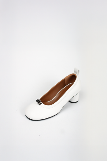 Finoacinque Ngela white round toe stopper middle pumps, stylish women's pumps with a sleek design and comfortable fit.