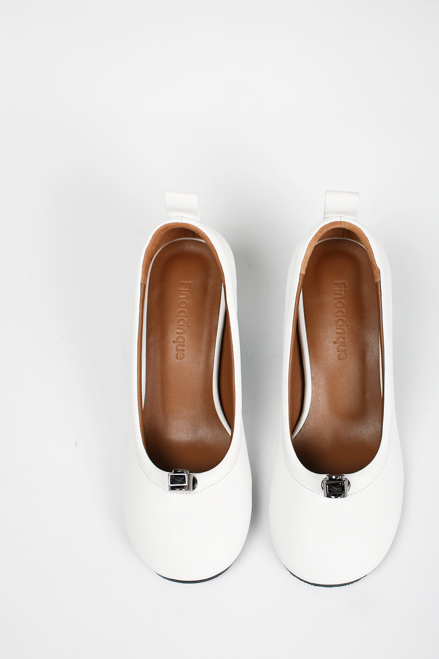 Finoacinque Ngela white round toe stopper middle pumps showing sleek design and smooth white leather finish.