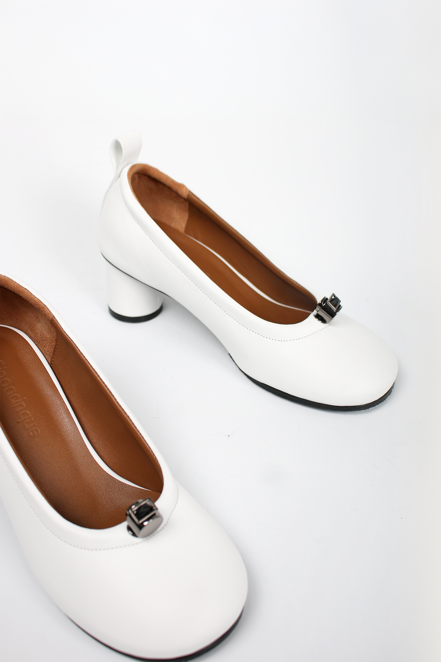 Finoacinque Ngela white round toe stopper middle pumps, stylish women's pumps with sleek design and comfortable fit.