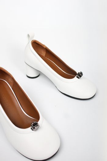 Finoacinque Ngela white round toe stopper middle pumps, stylish women's pumps with sleek design and comfortable fit.