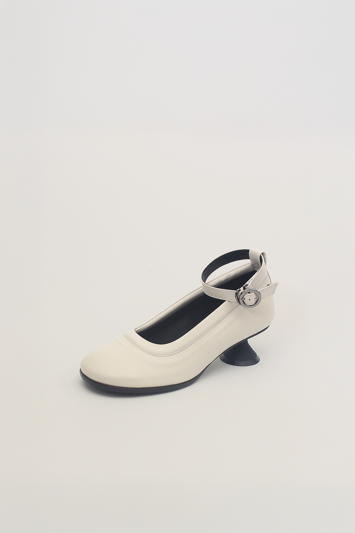 Finoacinque Uhjeo white hourglass heel strap pumps with middle heel and elegant design, showcased from the side view.
