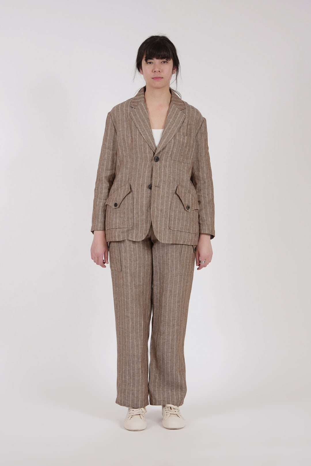Brown linen jacket by IOEDLE, featuring a tailored fit and lightweight fabric, shown on a model.