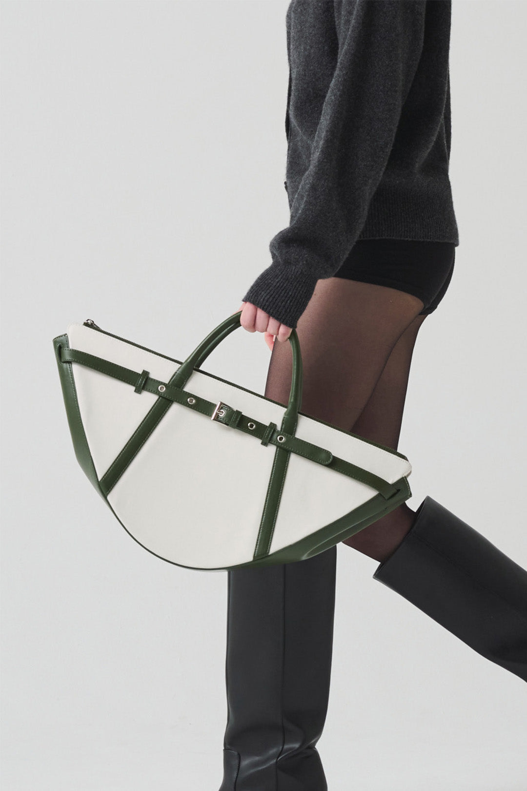 LE SAUT GOCHI Big Bag in vibrant green, showcasing a spacious, stylish bag with sturdy handles and a modern design.