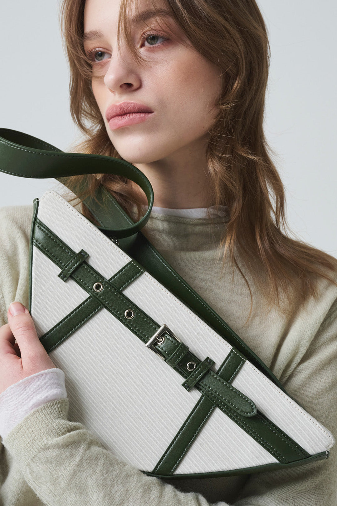 Green LE SAUT GOCHI bag with a compact, stylish design, featuring a small, versatile bag with a sleek, modern look.