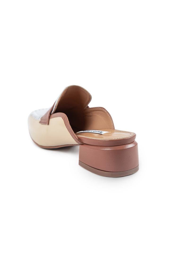 Nuosmiq Puka Bloafers Butter in soft leather with a classic slip-on design and stylish stitching detail.