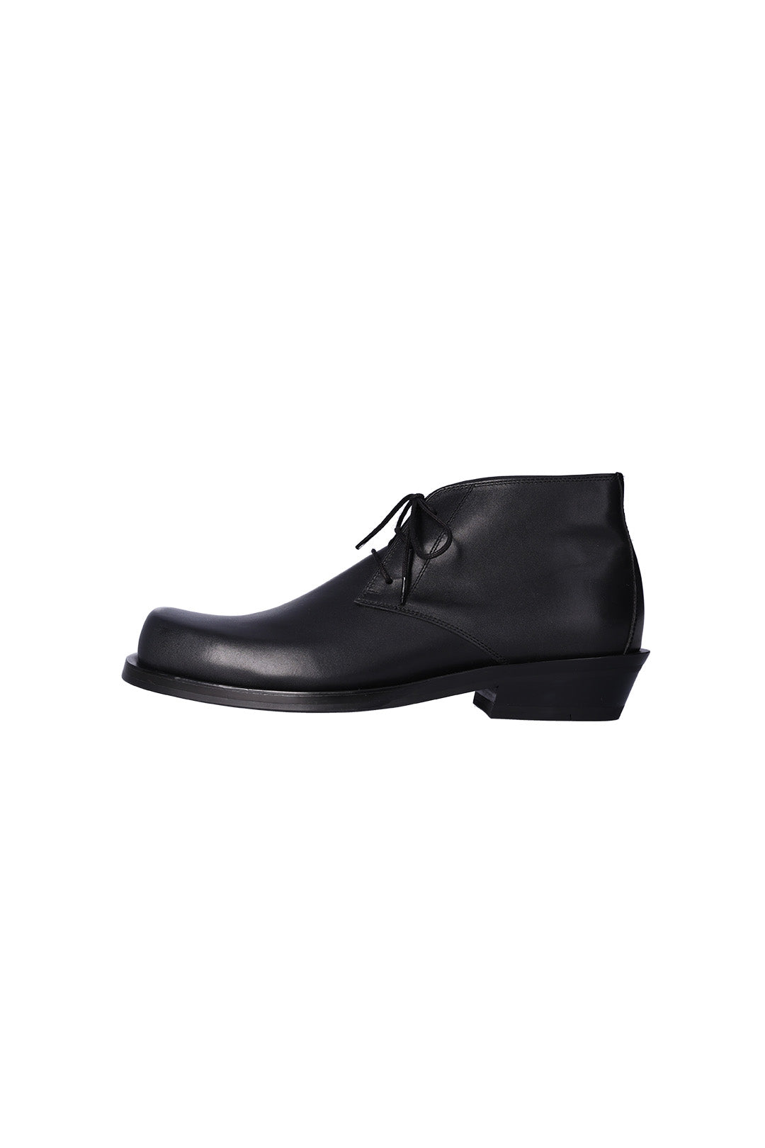 Nuosmiq Basa Chukka Black boots featuring sleek black leather, rounded toes, and stylish ankle height for versatile casual wear.
