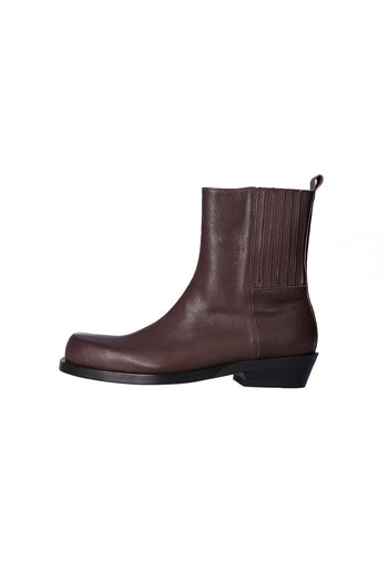 Nuosmiq Rama Chelsea brown boots with elastic side panels and sleek design, perfect for casual or smart-casual outfits.