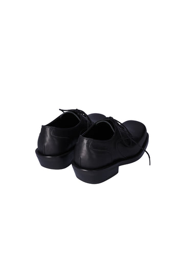 Nuosmiq Hardy Derby Black shoe, black leather derby style with sleek design and detailed stitching.