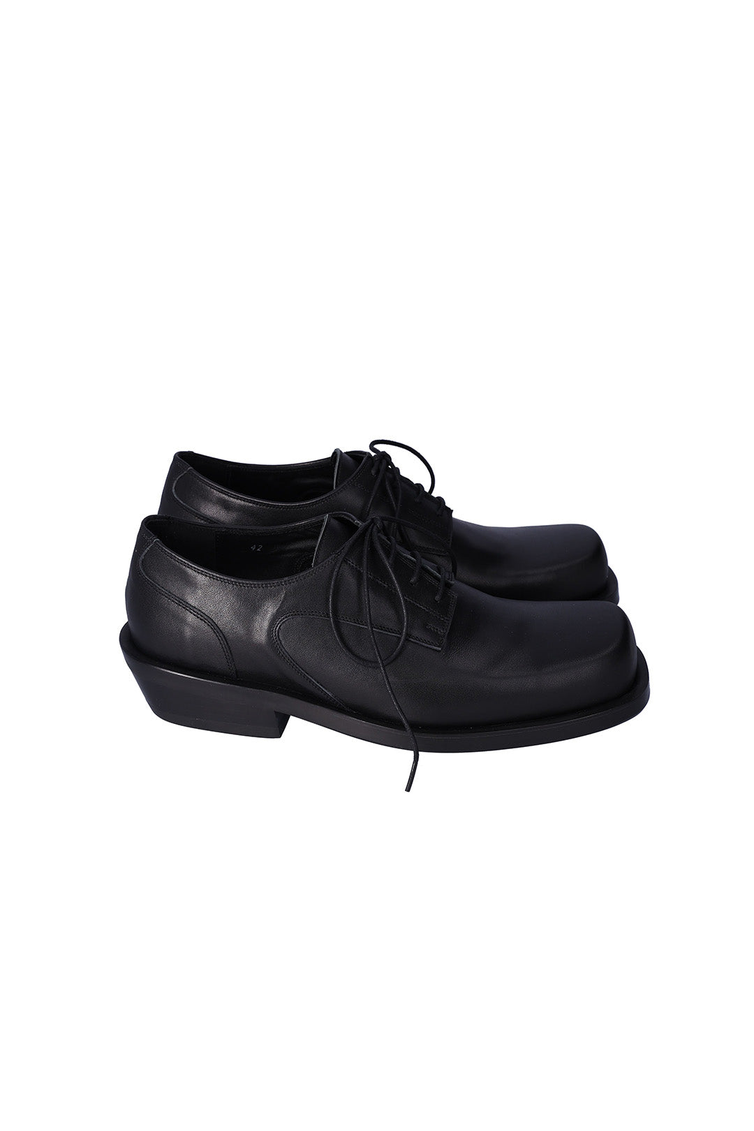 Nuosmiq Hardy Derby in black leather, classic men's derby shoe with sleek design and laces, showcased from a side angle.