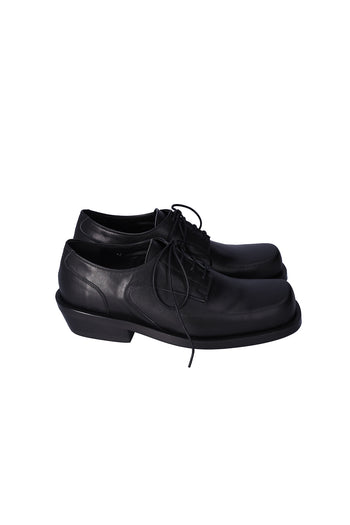 Nuosmiq Hardy Derby in black leather, classic men's derby shoe with sleek design and laces, showcased from a side angle.