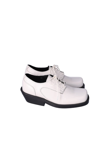 Nuosmiq Hardy Derby Ivory shoe with sleek design and smooth leather finish, showcasing classic derby style.