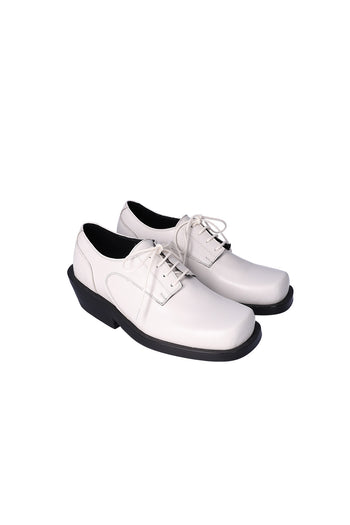 Nuosmiq Hardy Derby Ivory shoe with classic design, featuring smooth ivory leather and detailed stitching.