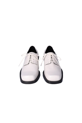 Nuosmiq Hardy Derby Ivory shoe with a sleek design, featuring smooth ivory leather and classic derby lacing style.