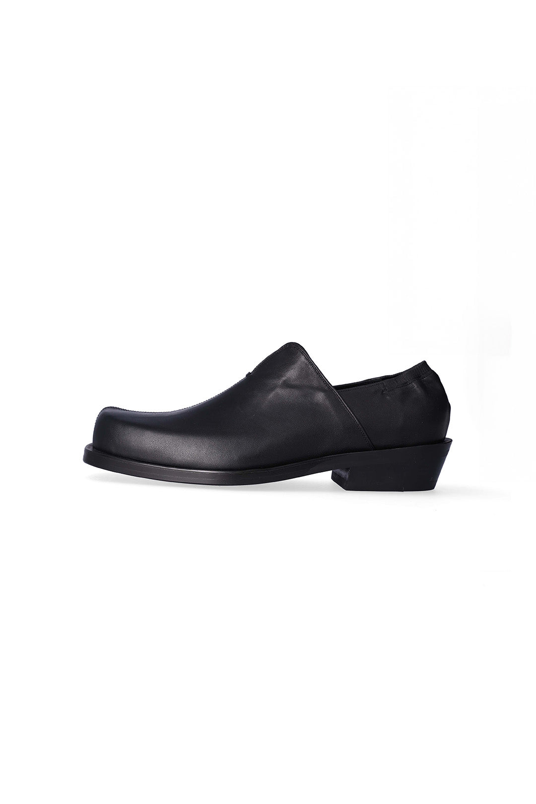 Black Nuosmiq Nujan Slips loafers with sleek leather design and minimal detailing, shown from a side angle.