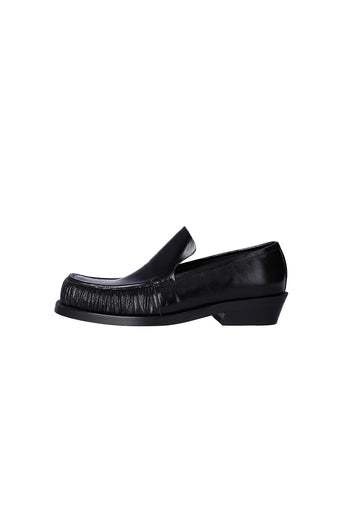 Black Nuosmiq Sina Winkle loafers with sleek design and smooth leather finish, featuring a rounded toe and classic style.