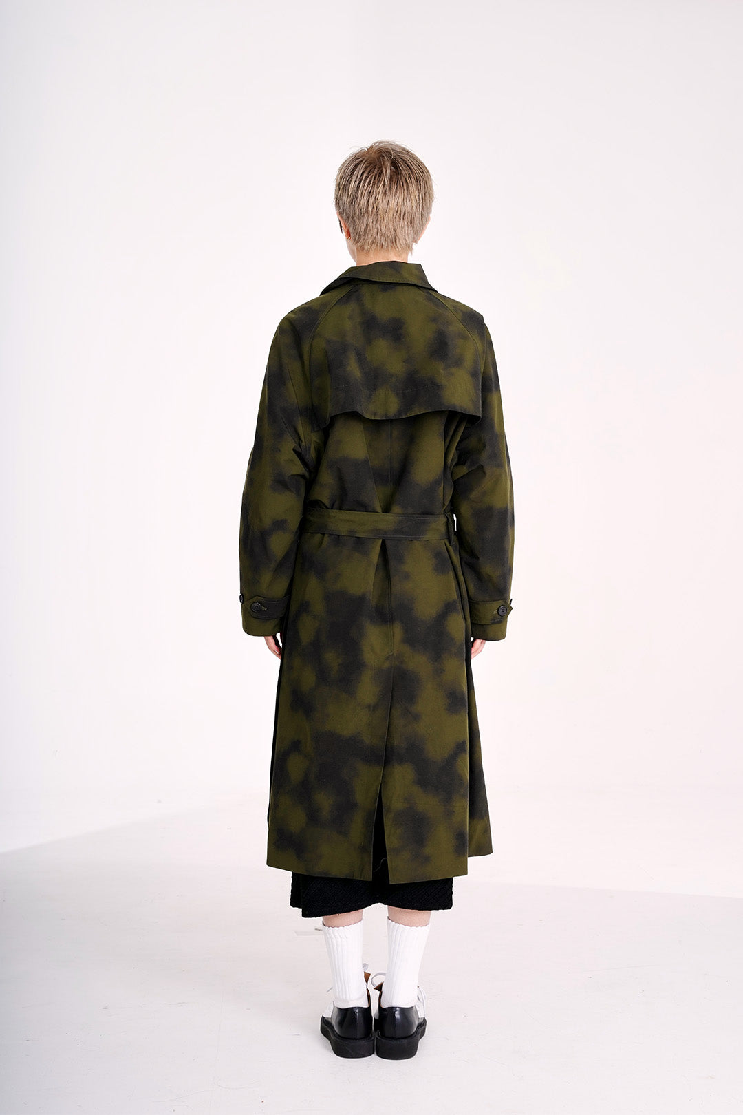 Khaki fog washing trench coat by Phenomenon Seeper, stylish jacket with a sleek design and weather-resistant fabric.