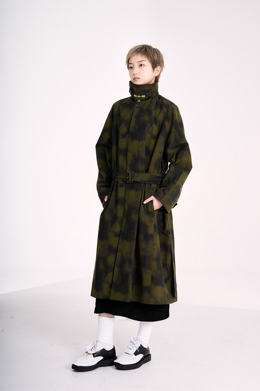 Khaki fog washing trench coat by Phenomenon Seeper, stylish jacket with a modern, weather-ready design and classic silhouette.
