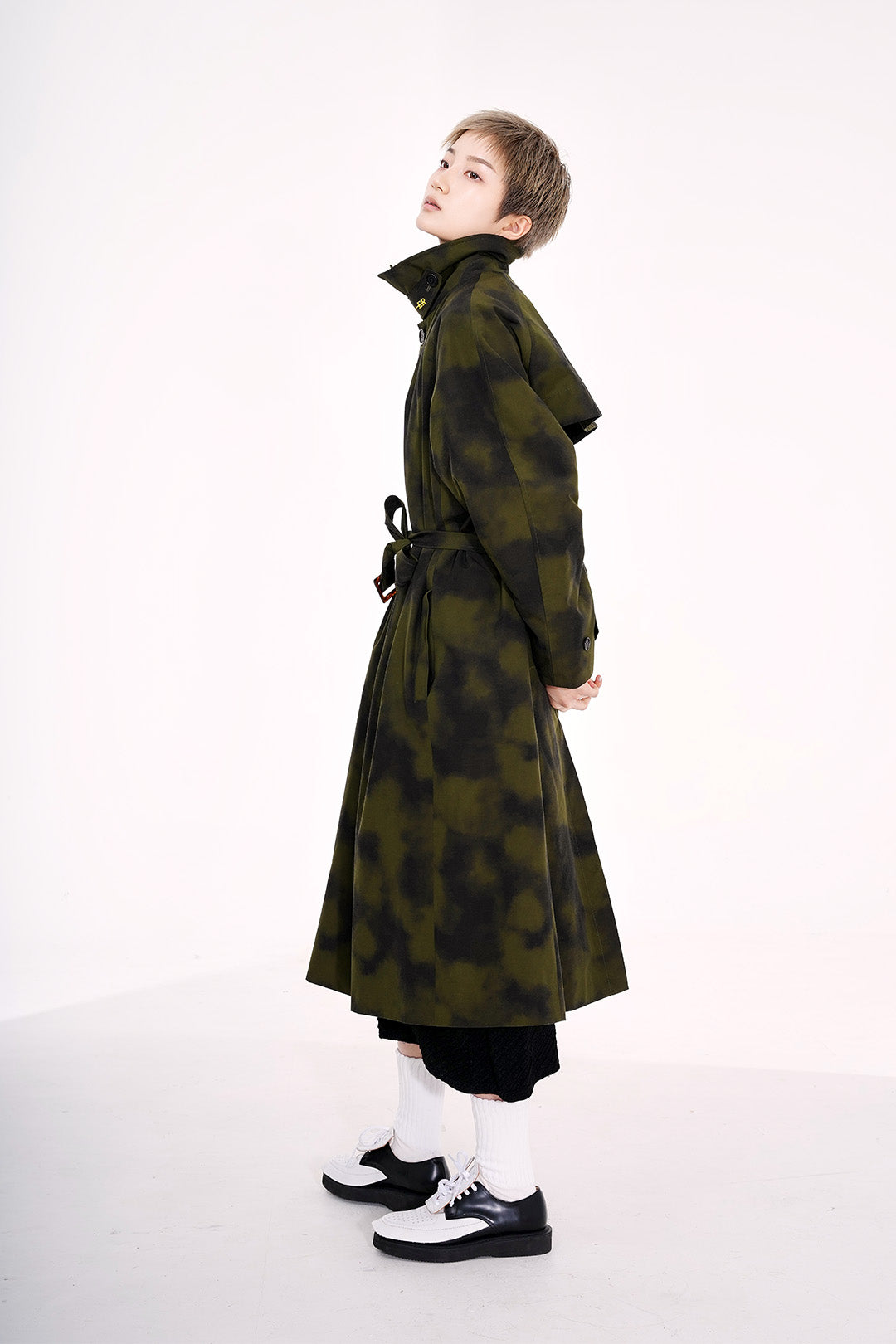 Khaki fog washing trench coat by Phenomenon Seeper, stylish men's jacket with a classic design and weather-resistant fabric.
