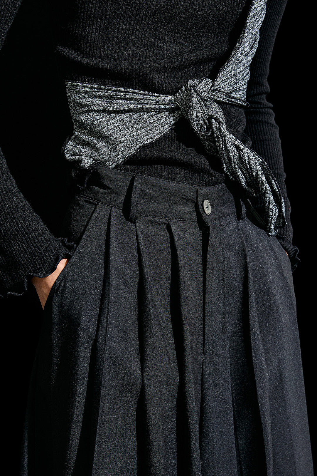 Reculer black wide pleated pants for women, stylish bottoms with a relaxed fit and flowing pleats.