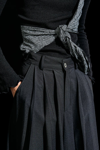 Reculer black wide pleated pants for women, stylish bottoms with a relaxed fit and flowing pleats.