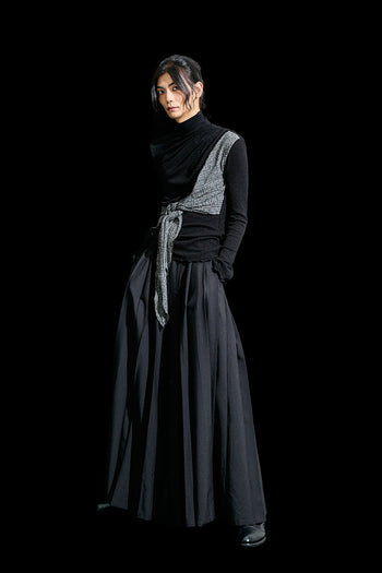 Reculer black wide pleated pants for women, stylish bottoms with a relaxed fit and pleated design, suitable for casual or office wear.