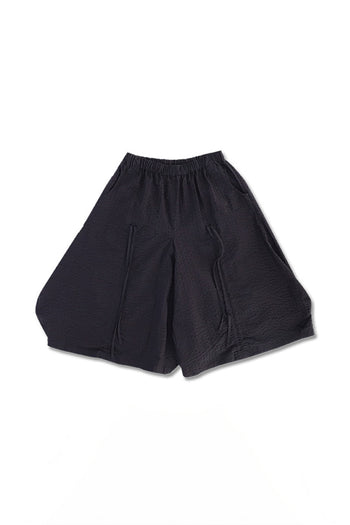 Reculer black shirring skirt pants, one-size bottoms with a flowy skirt and pant design, stylish and comfortable for casual wear.