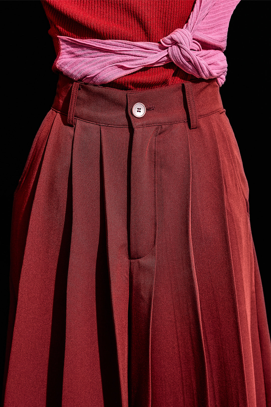 Reculer wide pleated burgundy pants, stylish bottoms with a relaxed fit and elegant pleats, perfect for casual or formal wear.