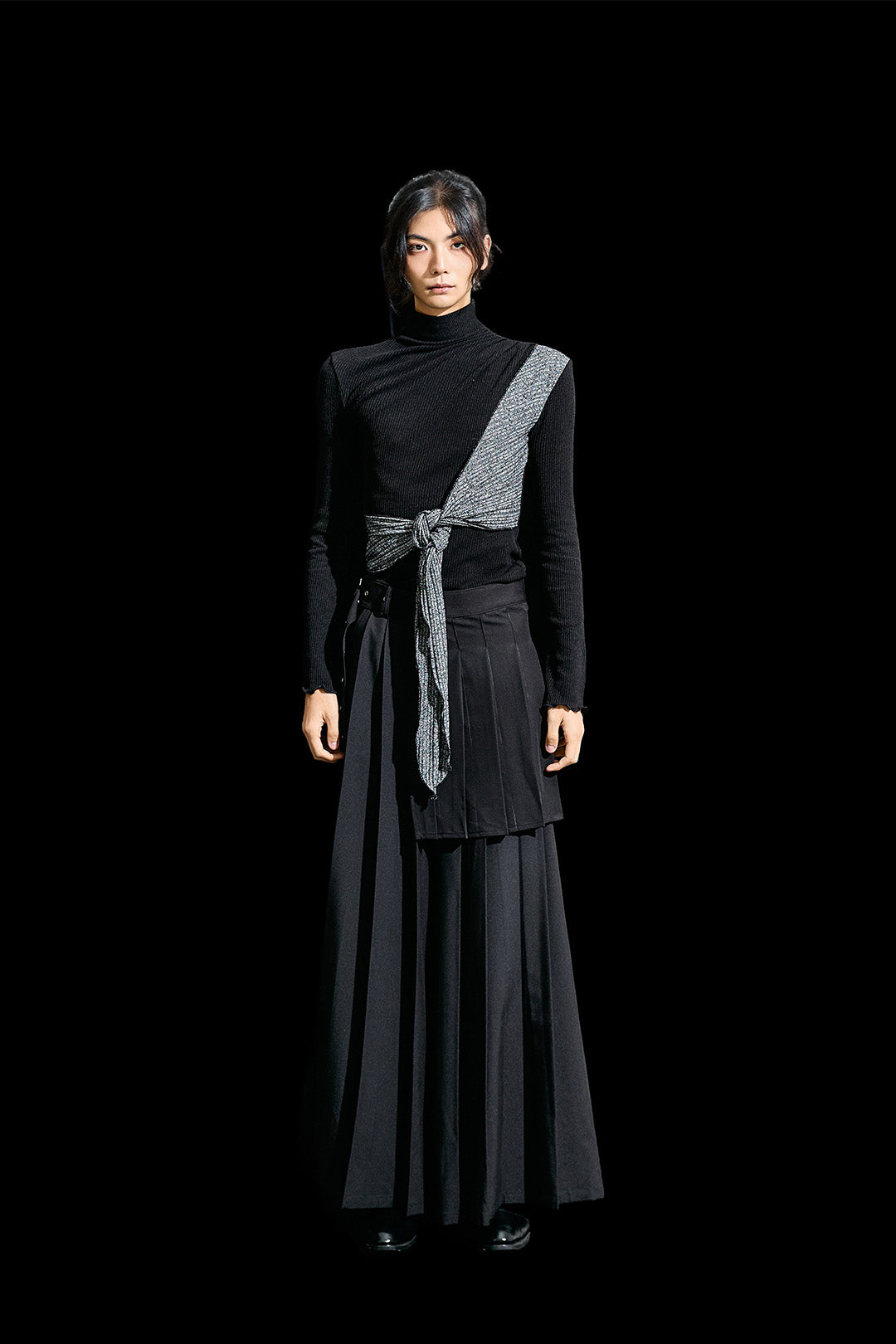 Black Reculer cowl string draped T-shirt with a relaxed fit, showcasing its unique colouration and flowing design.