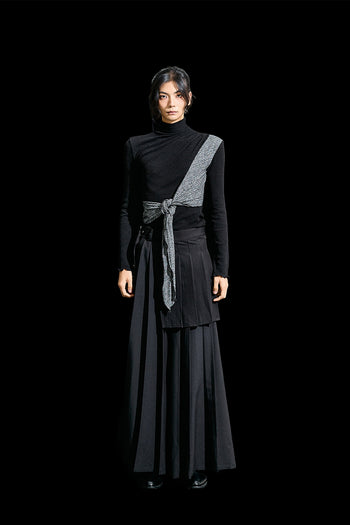 Black Reculer cowl string draped T-shirt with a relaxed fit, showcasing its unique colouration and flowing design.