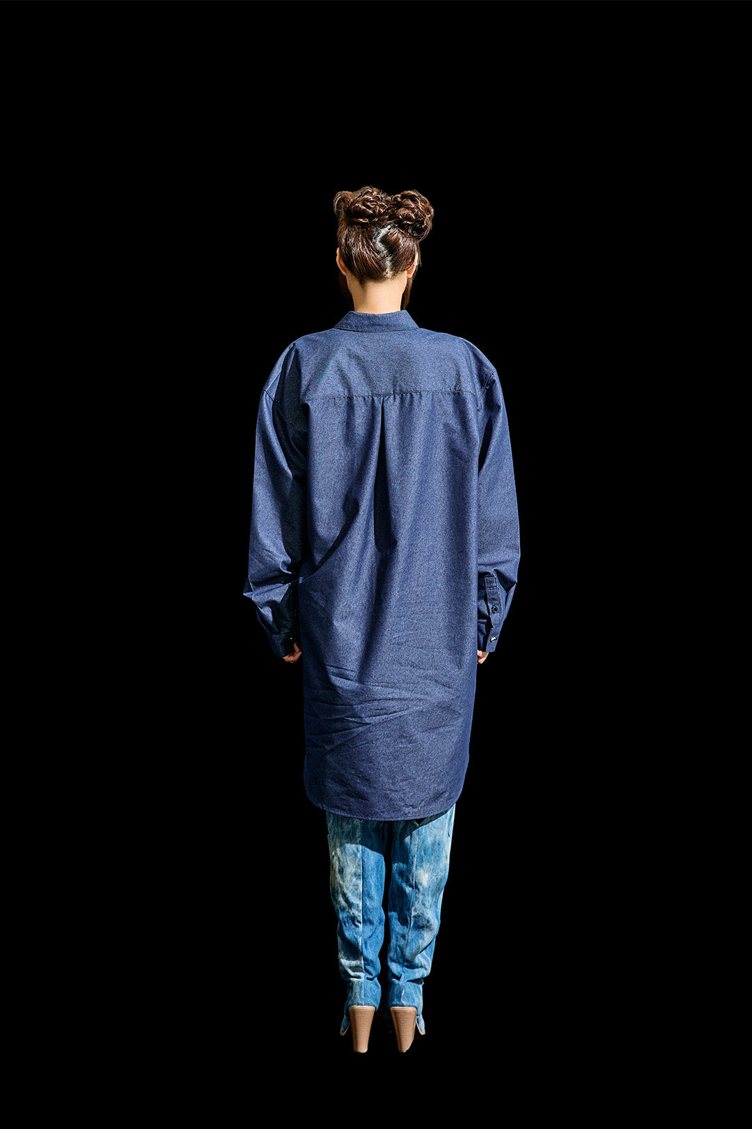 Reculer denim long shirt in deep blue with a draped, relaxed fit, perfect as a casual, versatile shirt for everyday wear.
